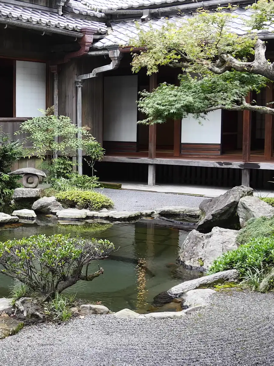 Japanischer Garten Japanischer Innengarten mit Teich und alter Kiefer